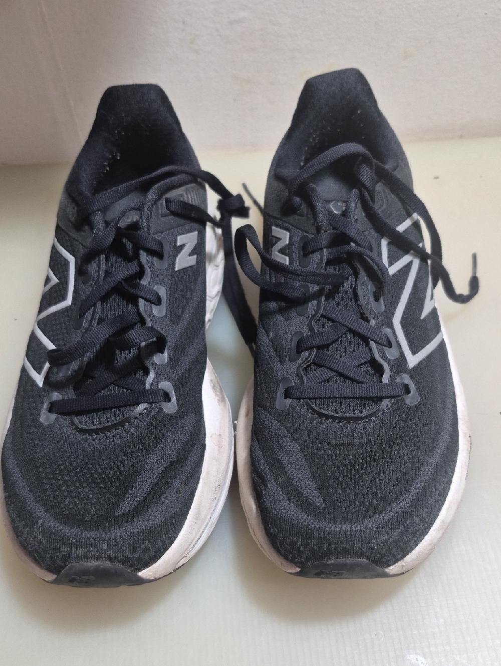 New Balance Men's Black and White Athletic Running Shoes